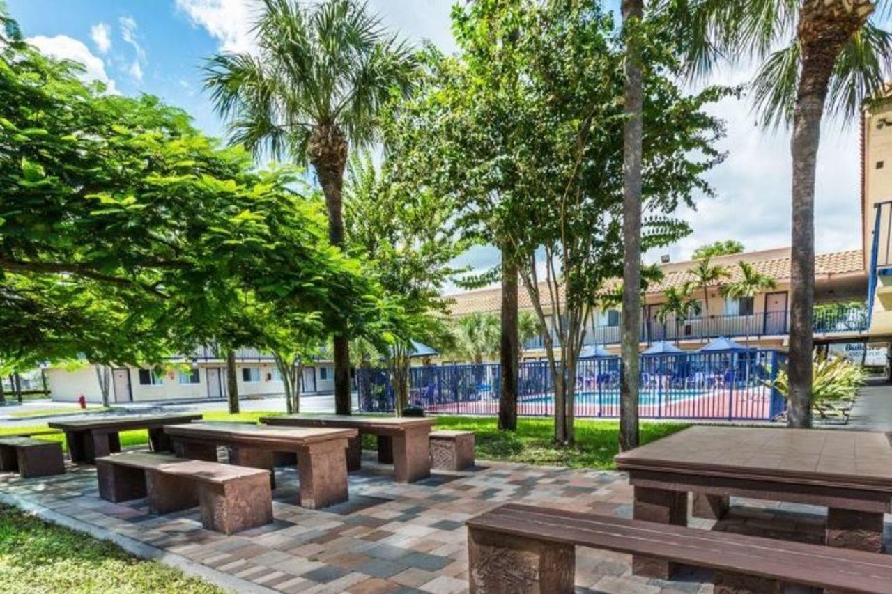 Motel 6 Riviera Beach Fl المظهر الخارجي الصورة